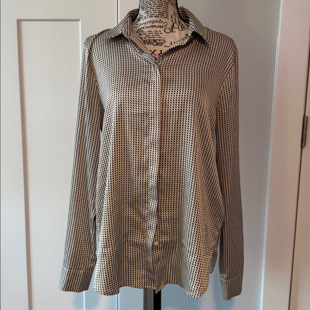 💜3/$12💜 H&M Monochrome Geometric Shirt